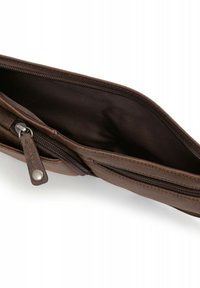 Bruine leren portemonnee met ritssluiting, voorzien van een gladde buitenkant, een stoffen voering aan de binnenkant en een kleine leren trekband.