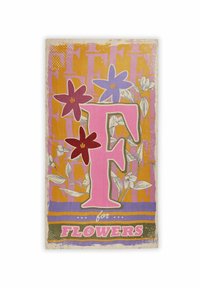 Tissu coloré avec une grande lettre "F" rose, des illustrations florales et un fond jaune-orange avec des motifs graphiques.