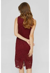 Bordeaux kanten jurk met een bloemenpatroon, mouwloos ontwerp en een knie-lange zoom, met een split aan de achterkant voor gemakkelijke beweging.