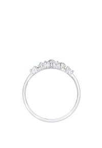 Anello in argento con cinque pietre trasparenti, rettangolari e a taglio rotondo, disposte in un arrangiamento a gradini sulla fascia, con una finitura liscia e lucida.