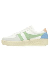 Witte sneaker met groene suede en leren accenten, ronde neus, gestructureerde zool en een pastelblauwe en roze hiel detail.