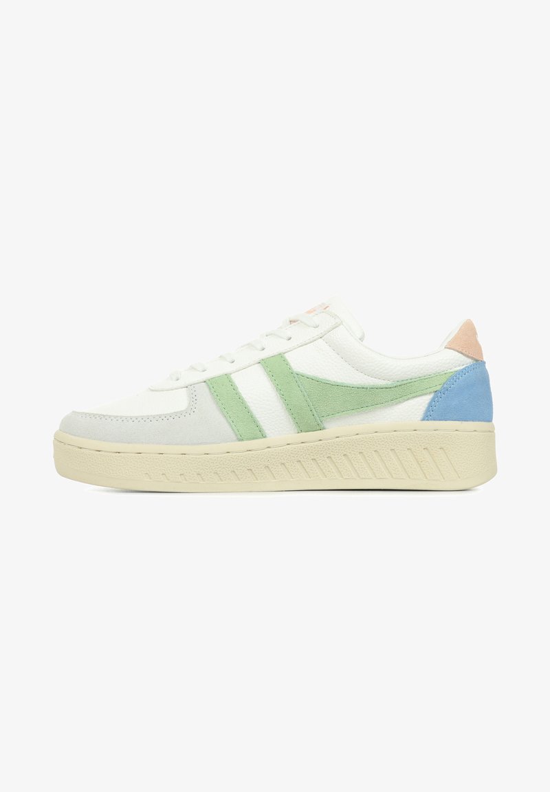 Witte sneaker met groene suede en leren accenten, ronde neus, gestructureerde zool en een pastelblauwe en roze hiel detail.