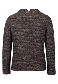 Pull en maille foncée avec un motif texturé, présentant un col en V dans le dos et des manches longues. Les nuances de noir et de gris prédominent.