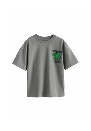 Graues T-Shirt mit kurzen Ärmeln mit einem grünen Spinnengrafik und dem Wort "SPIDER" auf der oberen linken Brust gedruckt.