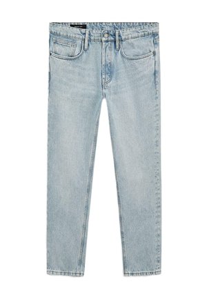 Lichtblauwe spijkerbroek met een klassiek ontwerp met vijf zakken, een knoop aan de voorkant en lussen voor een riem, plat gelegd op een witte achtergrond.