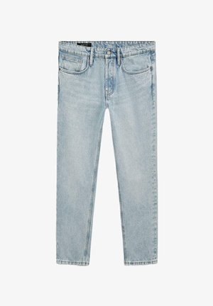 Lichtblauwe spijkerbroek met een klassiek ontwerp met vijf zakken, een knoop aan de voorkant en lussen voor een riem, plat gelegd op een witte achtergrond.