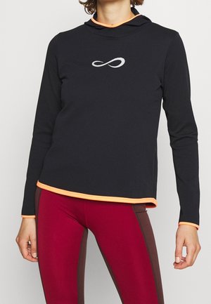 Haut à manches longues noir avec capuche, orné d'un accent orange au niveau du col et de l'ourlet, avec un logo infini subtil en blanc sur la poitrine.