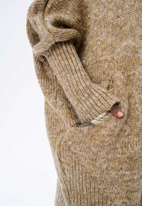 blue shadow Kofta - light brown