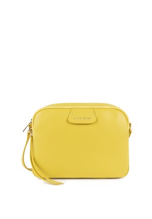 Borsa a tracolla gialla in pelle con superficie texture, chiusura con zip e una piccola maniglia superiore. Presenta un elegante logo del brand sul davanti.