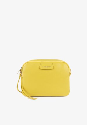 Sac bandoulière en cuir jaune avec une surface texturée, fermeture éclair et petite poignée supérieure. Affiche le logo élégant de la marque à l'avant.