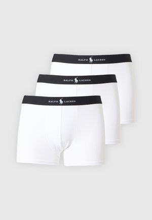 Tre hvide boxershorts med sorte elastiske taljebånd, hver med Ralph Lauren-logo og tekst centreret på taljebåndet.