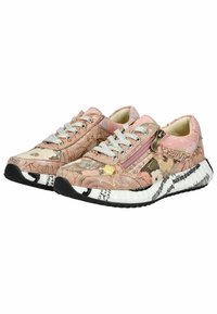 Sneaker rosa con motivo floreale, parte superiore testurizzata, accenti metallici, suola in gomma nera e zip laterale per una facile calzata.