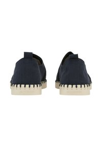 Marineblauwe canvas instap schoenen met witte rubberen zolen. Kenmerkt zich door contrasterende stiksels langs de randen en een korte achterste trekstrip voor gemakkelijke aan- en uittrekken.