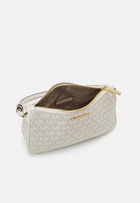 Valkoinen kangas-clutch-laukku, jossa on toistuva MK-logo-kuvio, kullansävyinen vetoketju ja brändäys, teksturoitu pinta ja vuorattu sisustus.