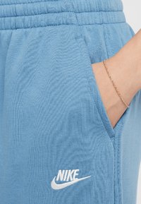 Nike Sportswear SPORTSWEAR CLUB FLEECE - Calças de fato de treino - aegean storm