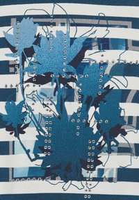 Blaues Blumenmuster mit schwarzen Umrissen und silbernen Nieten auf einem weiß und marine blauen horizontal gestreiften Hintergrund.
