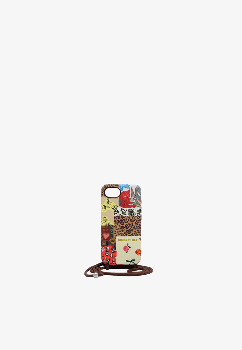 Funda de teléfono con una mezcla de patrones coloridos, incluyendo estampado de leopardo, flores y animales, con una correa marrón para llevar.