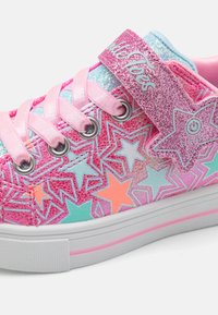 Rosa och blå barnskor med stjärnmönster, glittrigt rosa rem och rosa snörning. Vit gummisula med rosa accentrand.