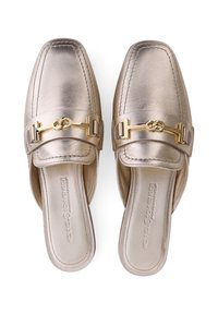 Metallisch goldene Slipper mit quadratischer Zehenform, ausgestattet mit einem goldenen Hardware-Detail am Riemen und einer glatten Lederstruktur.
