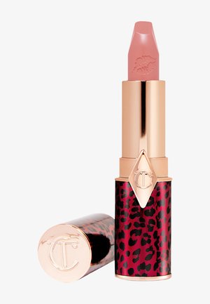 Lippenstift mit einer hellrosa Farbnuance, untergebracht in einem glänzenden roten Gehäuse mit einem schwarzen Leopardenmuster und roségoldenen Akzenten.
