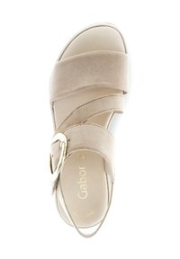 Beige Gabor-sandal med mjuka mockaläderremmar, en bred framremsa och en cirkulär guldfärgad spänne. Slät fotsula och justerbar vristrem.