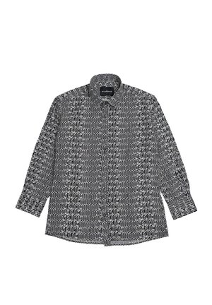 Camicia nera a maniche lunghe con bottoni, motivo a catena geometrica bianca e colletto classico, distesa su sfondo bianco.