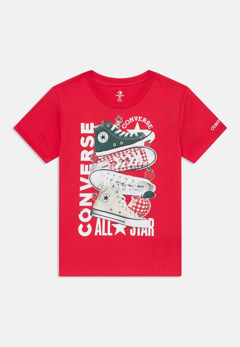 Sarkans kokvilnas T-krekls ar grafiku, kurā attēloti četri Converse sporta apavi zaļā, baltā un sarkanā dizainā ar ķiršiem, un teksts "CONVERSE ALL STAR".