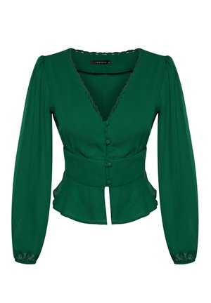 Zielona bluzka z długim rękawem, z dekoltem w serek, zapinana na guziki z przodu, z dopasowaną talią, lekkim wykończeniem peplum i koronkową lamówką przy dekolcie, marki Trendyol.