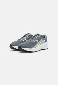 Nike Performance DOWNSHIFTER 13 - Tenisice za cestovno trčanje - anthracite/white/black/volt/wolf grey