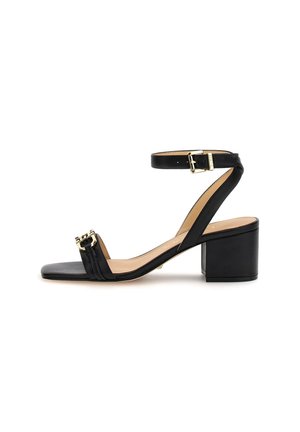 Czarna skórzana sandał z odkrytymi palcami, z kwadratowym obcasem, paskiem na kostkę i złotymi zapięciami, zaprezentowany w profilu bocznym na białym tle.