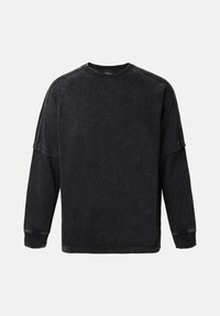 Sudadera negra de manga larga con acabado texturizado, ajuste oversized y mangas raglán. Presenta un cuello redondo y detalles de costuras visibles.