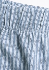 Tessuto a righe blu chiaro e bianche con una vita elastica arricciata. La texture è tessuta, con linee sottili e motivi sottili.