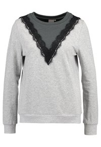 Sudadera gris de manga larga, con un escote en V adornado con un borde de encaje negro y un acabado texturizado. Puños y dobladillo acanalados.