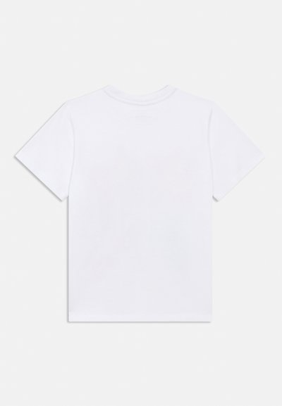 Λευκό βαμβακερό μπλουζάκι με στρογγυλή λαιμόκοψη και κοντά μανίκια. Απλός σχεδιασμός, λεία υφή και χωρίς ορατά γραφικά ή διακοσμητικά στοιχεία.