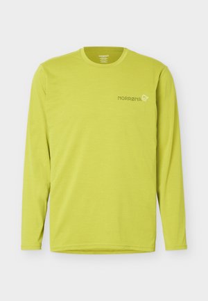Langermet limegrønn crewneck-genser med NORRØNA-logo på venstre bryst, vist mot en ensfarget hvit bakgrunn.