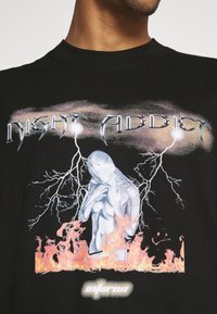 Night Addict INFERNO UNISEX - T-shirt estampada - black