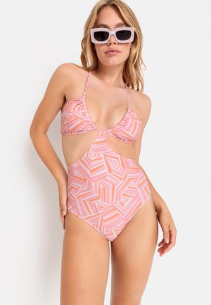 Bañador de una pieza con un patrón geométrico en tonos rosa y naranja, que presenta secciones recortadas, tirantes ajustables y copas fruncidas.