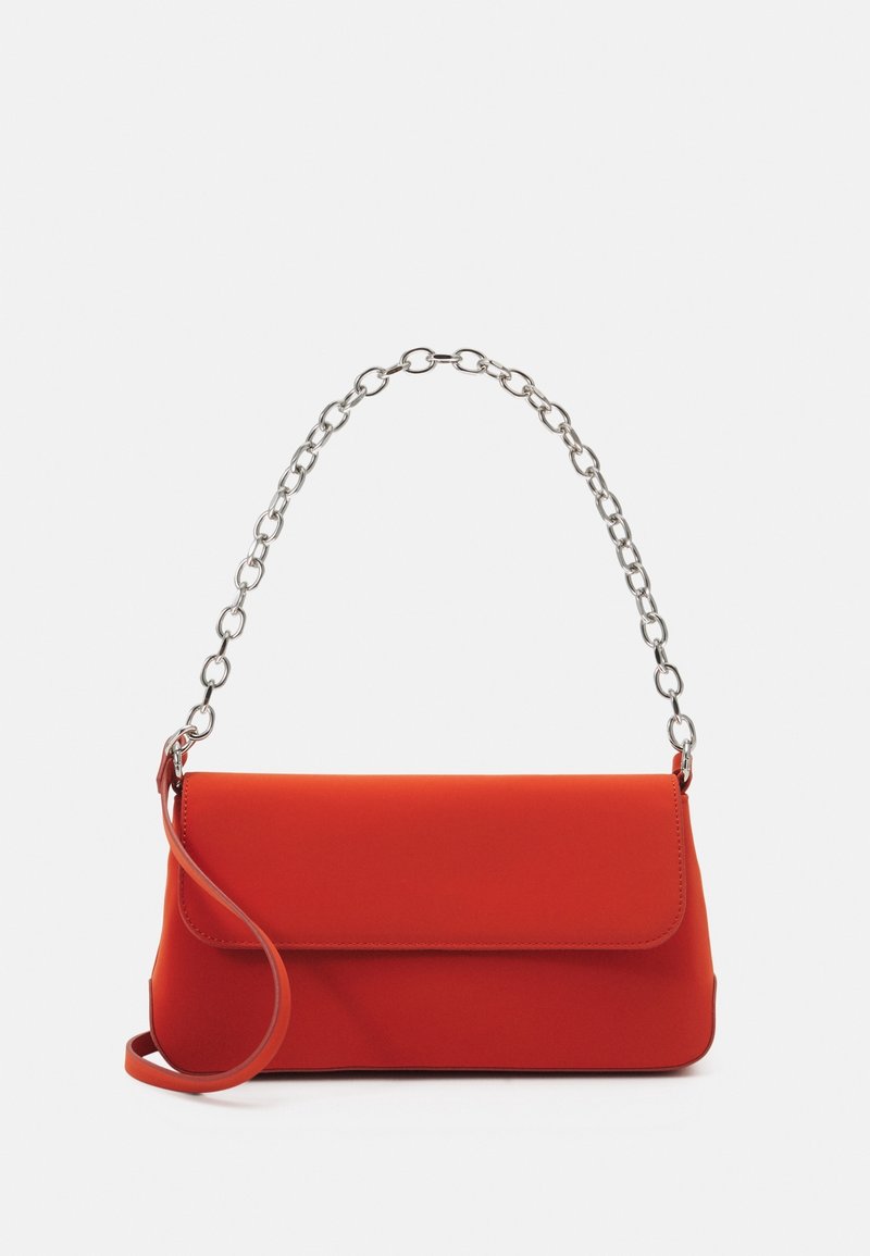 Sac à main en cuir rouge avec fermeture à rabat. Doté d'une anse chaîne argentée et d'une bandoulière amovible, texture lisse, design minimaliste.