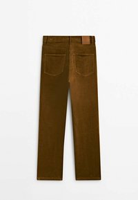Pantalon en velours côtelé marron à jambes droites, avec deux poches arrière et un patch en simili cuir sur la ceinture. Texture douce.