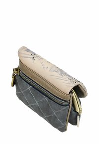 Pequeña bolsa de cuero con solapa beige que presenta diseños abstractos y un fondo acolchado gris oscuro, asegurada con un zipper y un cierre metálico.
