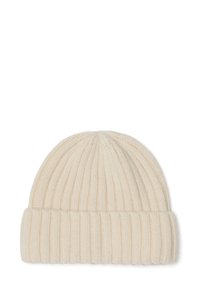 Crème-kleurige gebreide wollen beanie met omgeslagen boord en verticale ribbelpatroon, weergegeven op een witte achtergrond.
