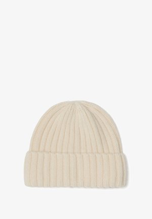 Gorro de lana tejido en color crema, con puño doblado y patrón de canalé vertical, presentado sobre un fondo blanco.
