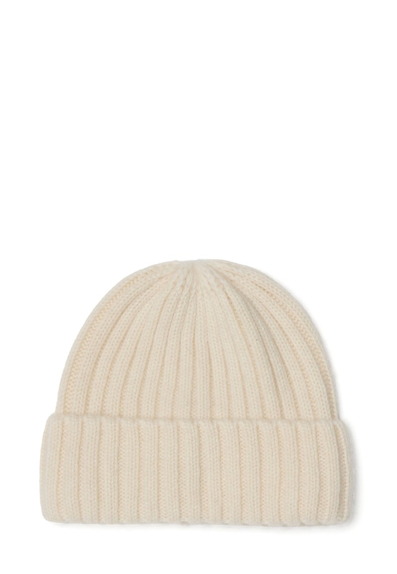 Crème-kleurige gebreide wollen beanie met omgeslagen boord en verticale ribbelpatroon, weergegeven op een witte achtergrond.
