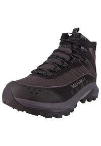 Czarne buty trekkingowe z teksturowaną cholewką, wzmocnionym noskiem i agresywną gumową podeszwą zapewniającą przyczepność. System sznurowania z pętelką do ściągania.