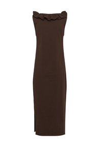 Robe maxi marron foncé sans manches avec un col à volants et une fente latérale sur fond blanc.