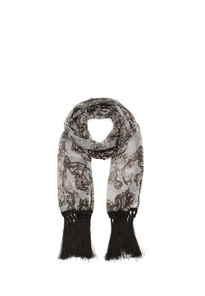 Svetlosivý šál s prepracovanými čiernymi paisley vzormi a čiernymi strapcami na koncoch, voľne omotaný.