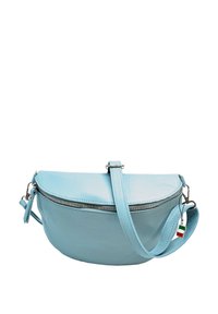 Hellblaues Leder-Crossbody-Bag mit geschwungener Form, oberem Reißverschluss und einem kurzen verstellbaren Tragegurt. Mit kleinem Flaggenanhänger.