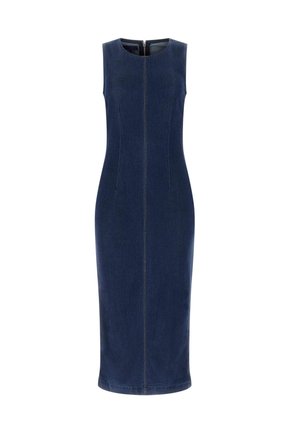 Robe midi en denim bleu foncé, cintrée et sans manches, avec un col rond et une fermeture éclair au centre du dos.
