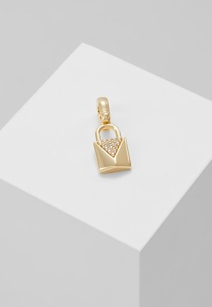 Guld låsepandant med tekstureret trekantet detalje på en hvid skrå flade mod en grå baggrund.