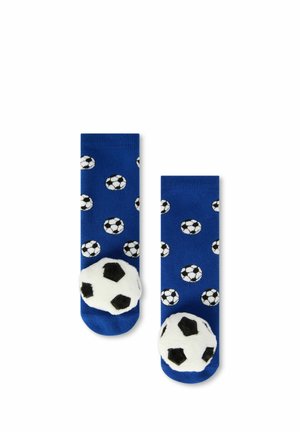Chaussettes bleues avec petits motifs de ballons de football noirs et blancs et grandes décorations en forme de ballons de football duveteux sur les orteils.